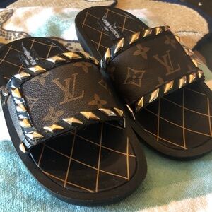 Louis Vuitton Slides 💯 Authentic women’s size 7